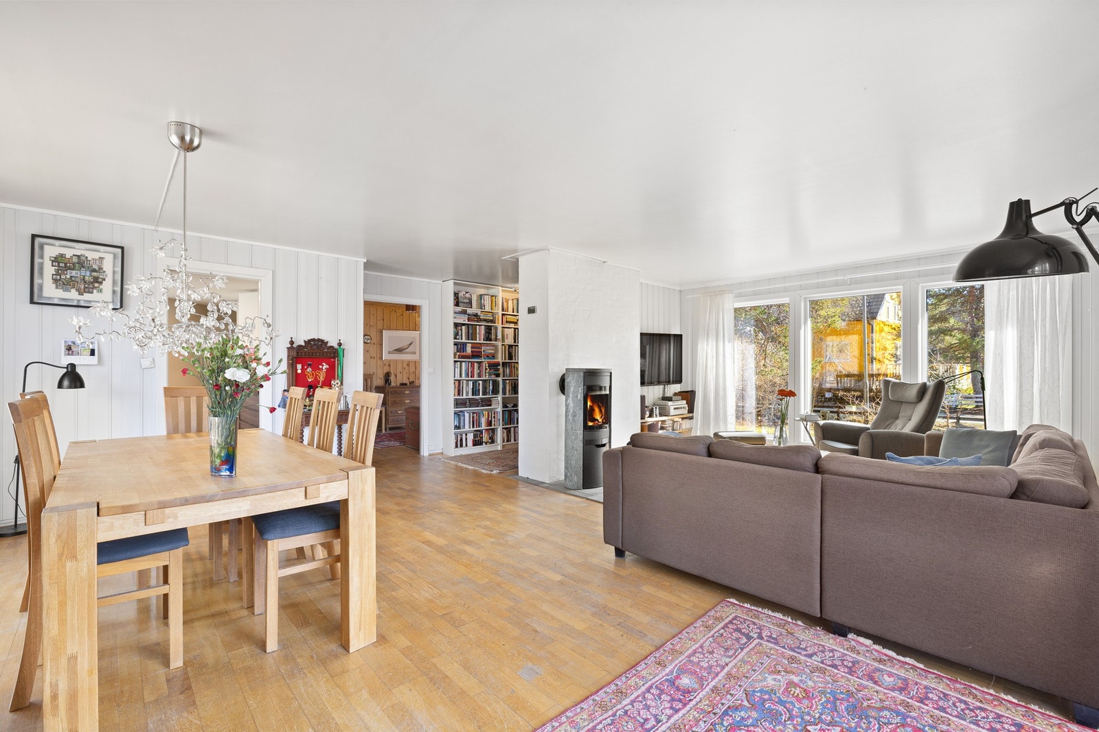 Boligen har god og effektiv oppvarming med varmepumpe og vedovn i 1. etasje og sokkeletasje. Galleribilde