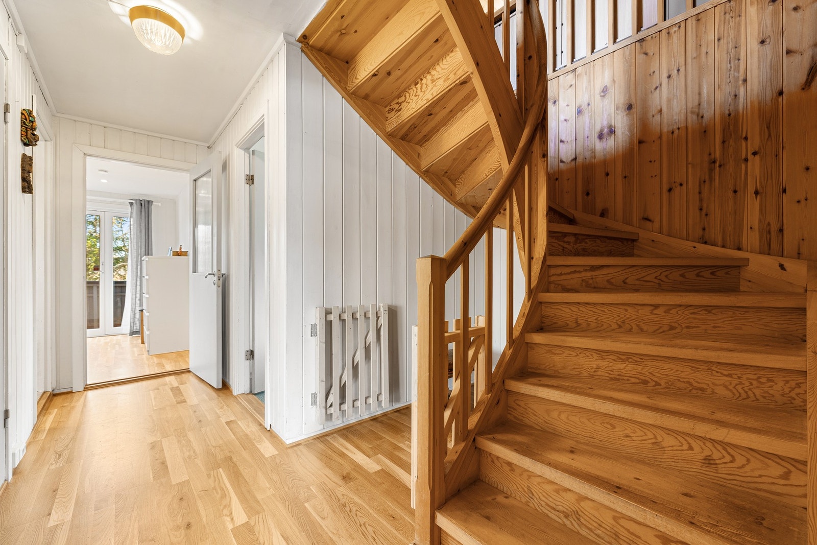 Trappeløp opp til loftsetasjen. Galleribilde
