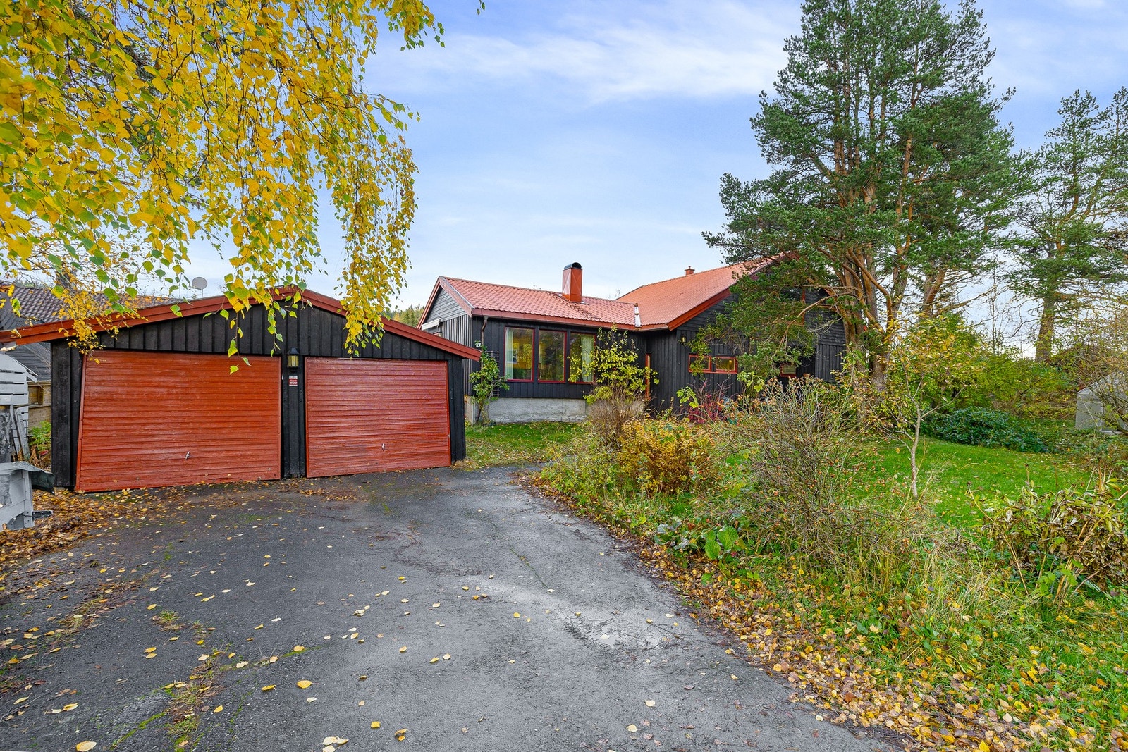 Det er lagt en egen kurs fra sikringsskapet fram til garasje og montert elbillader. Det er nok strøm til å takle to ladere. Galleribilde