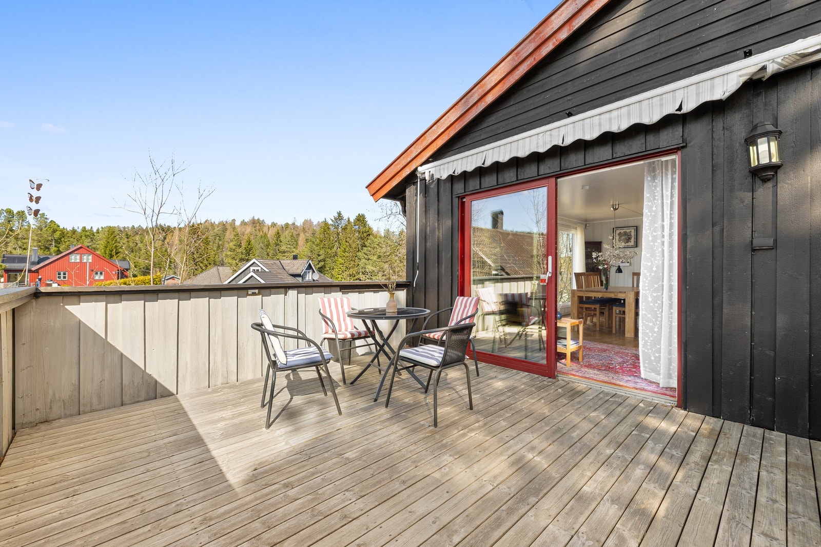 Balkongen er 16 kvm med plass til flere sittegrupper og grill. Galleribilde