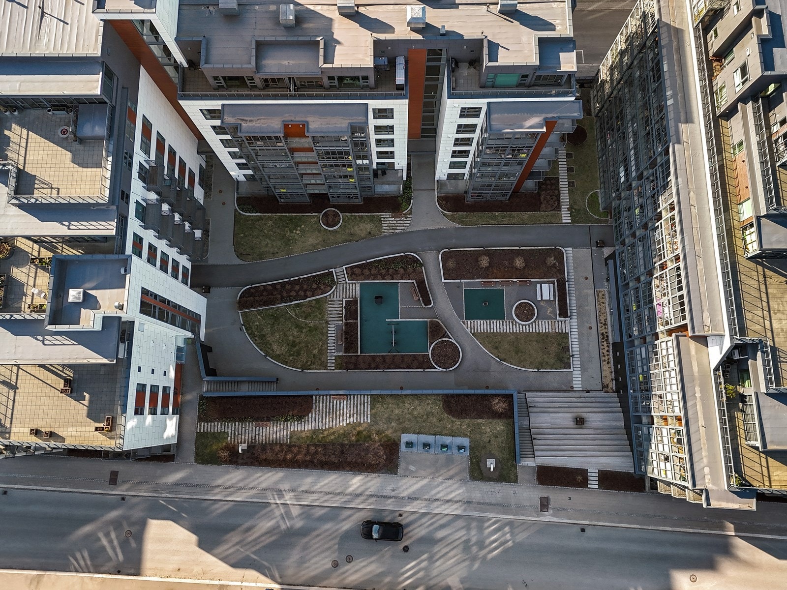 Fellesarealet mellom byggene er pent og parkmessig utformet. Galleribilde