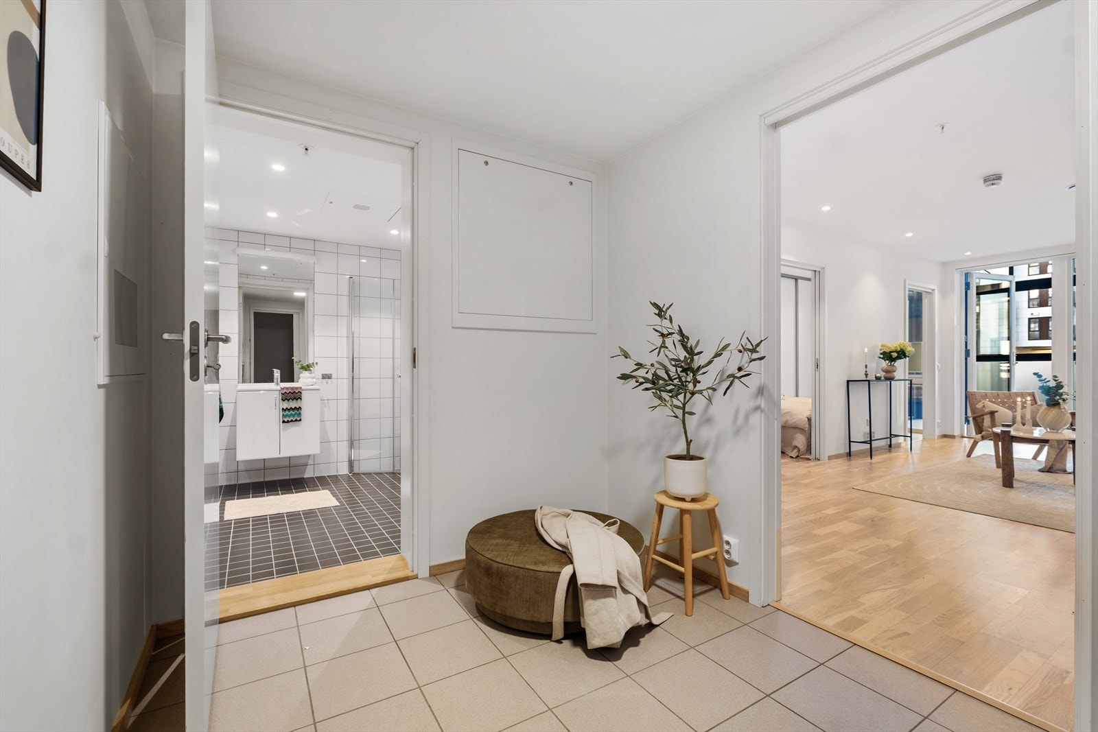 Baderommet ligger med adkomst fra entréen. Galleribilde