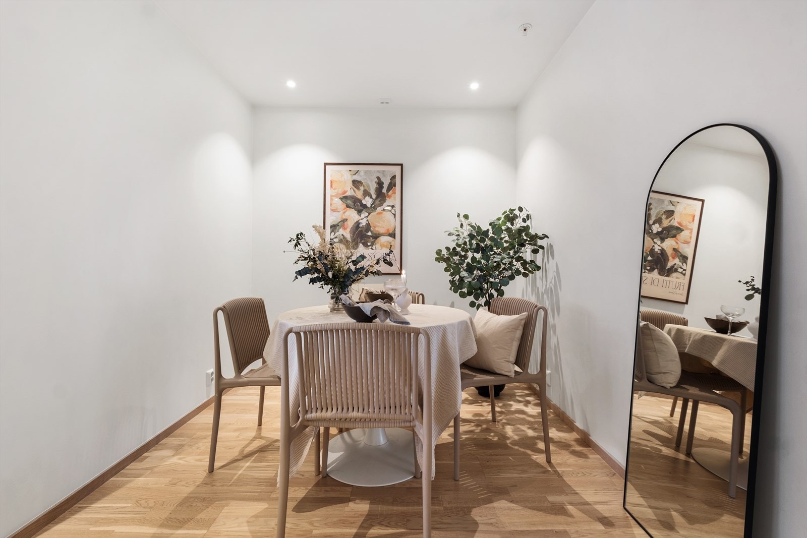 Det er i dag etablert spisestue i kontakt med kjøkkenet. Galleribilde