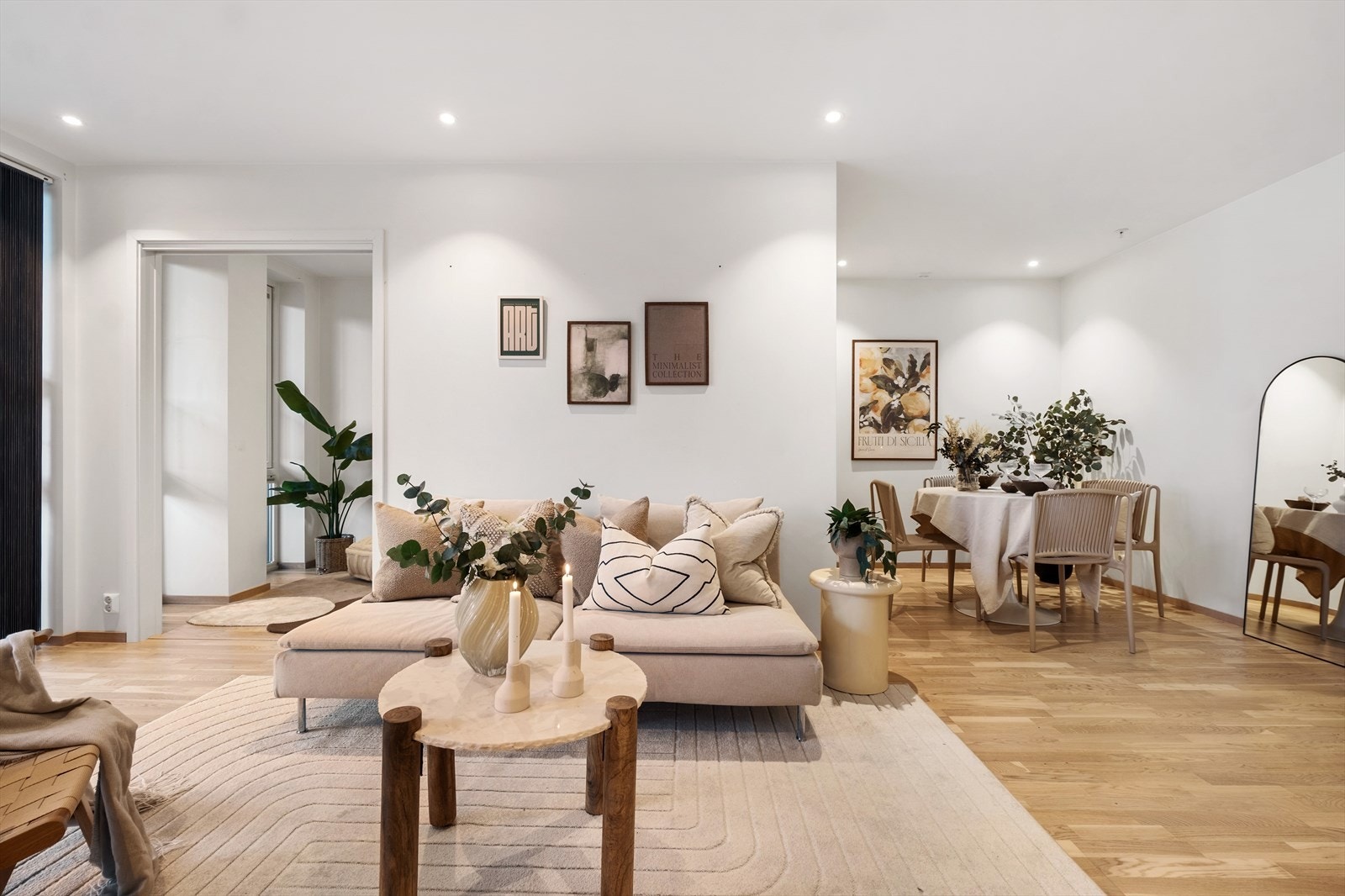 Leiligheten har en åpen og fin planløsning, med naturlig plass for både sittegruppe og spisestuemøblement. Galleribilde
