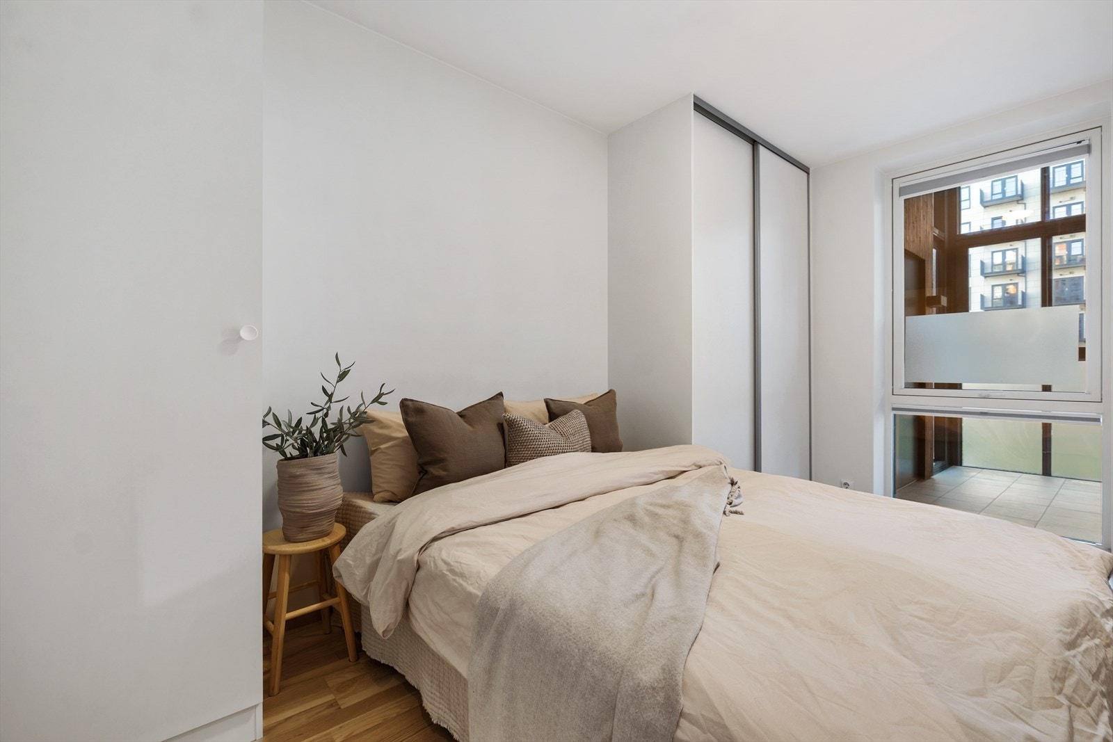 Hovedsoverommet har godt med oppbevaringsplass i skyvedørsgarderobe, samt rom for dobbeltseng. Galleribilde