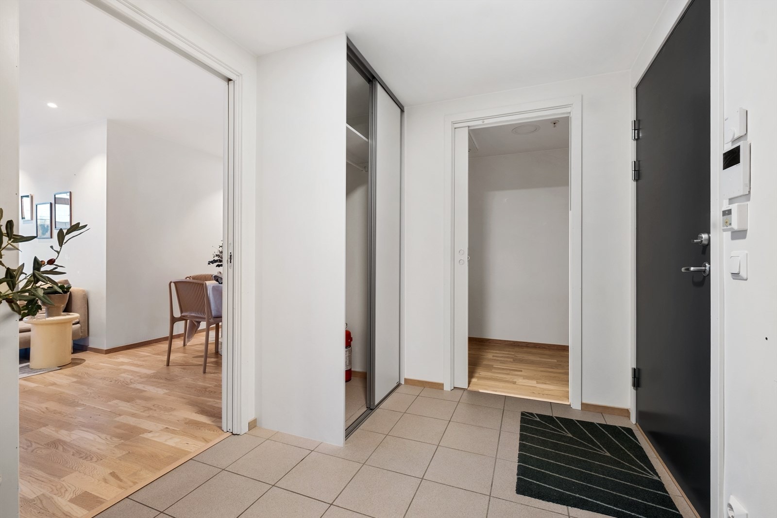 Her har du også godt med lagring i skyvedørsgarderobe og bod. Galleribilde