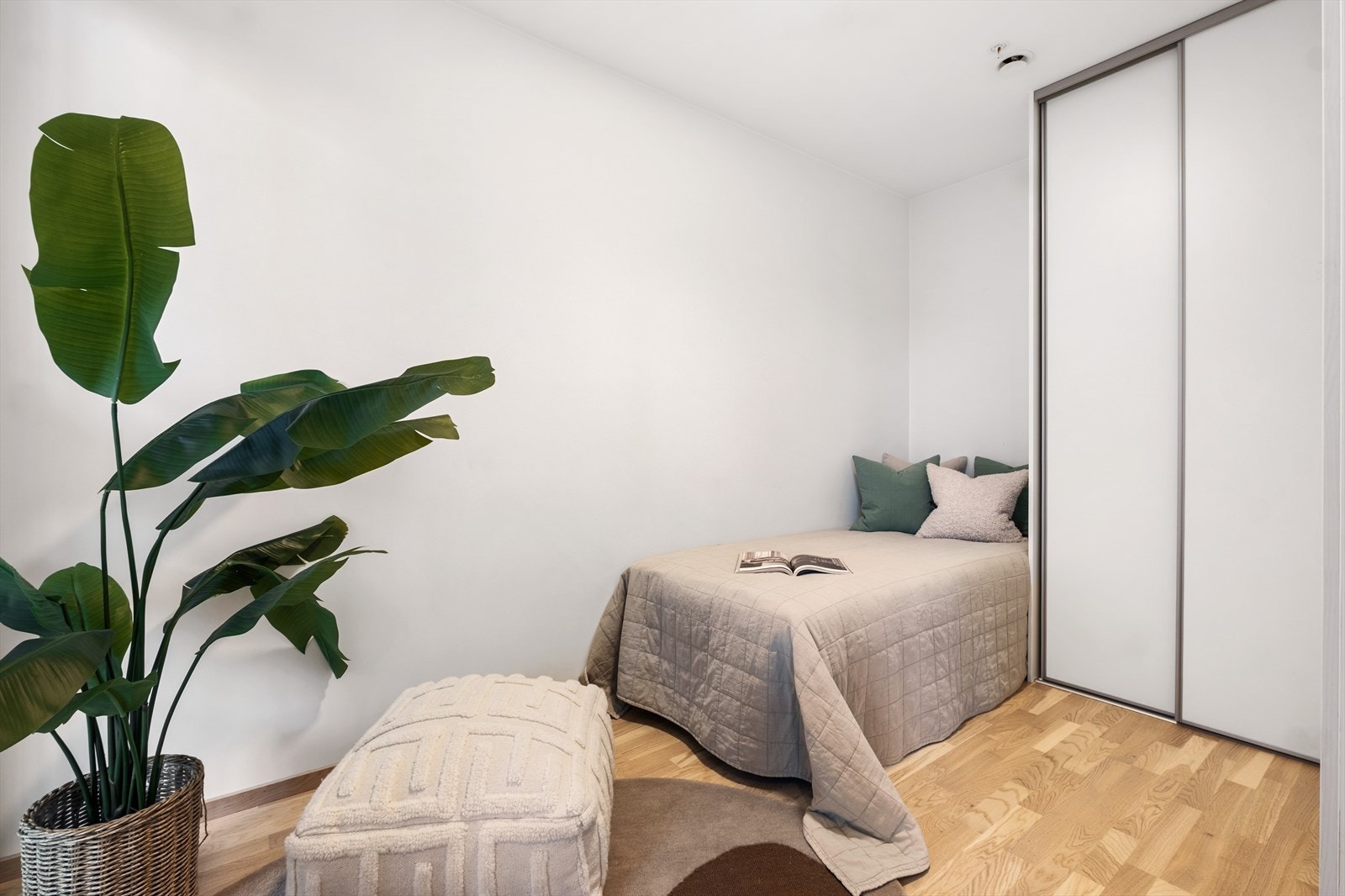 Det andre soverommet har også skyvedørsgarderobe. Galleribilde