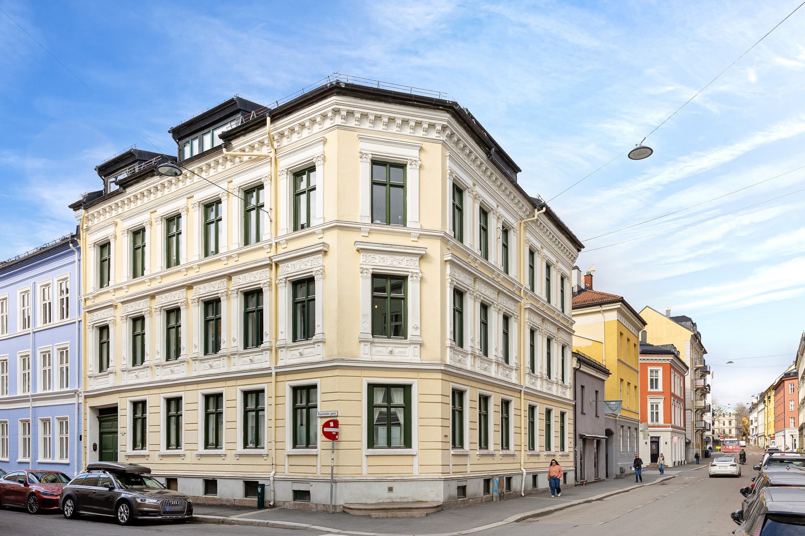 Bra beliggenhet på hjørnet i 2. etasje, i rolig, enveiskjørt gate. Galleribilde