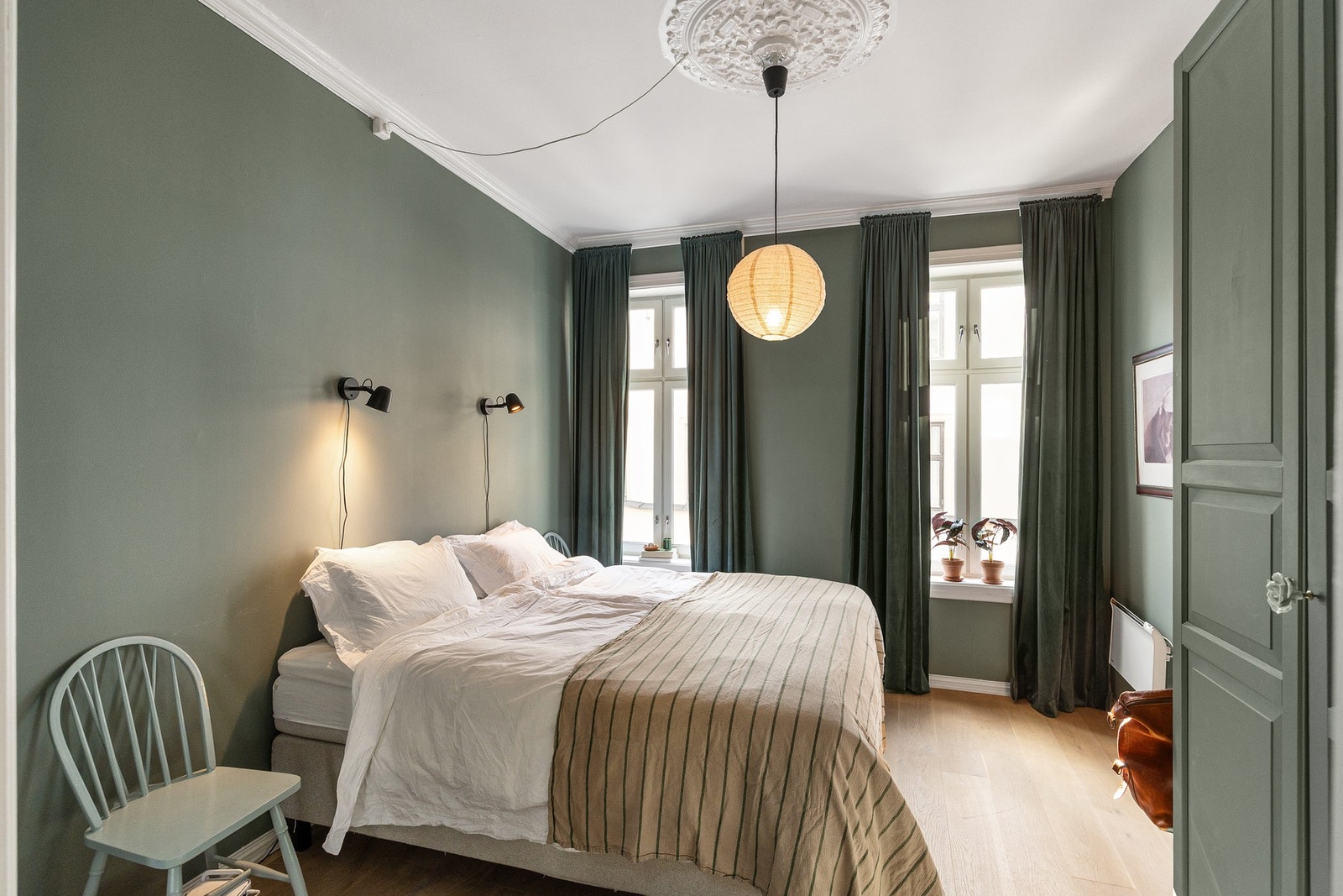 Romslig hovedsoverom med god plass til dobbeltseng, nattbord og garderobe. Galleribilde