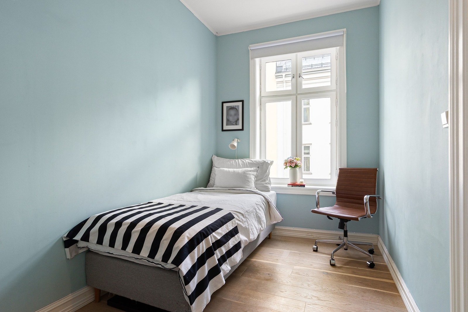 Soverom 2 er også av god størrelse, med plass til seng, nattbord og garderobe. Galleribilde