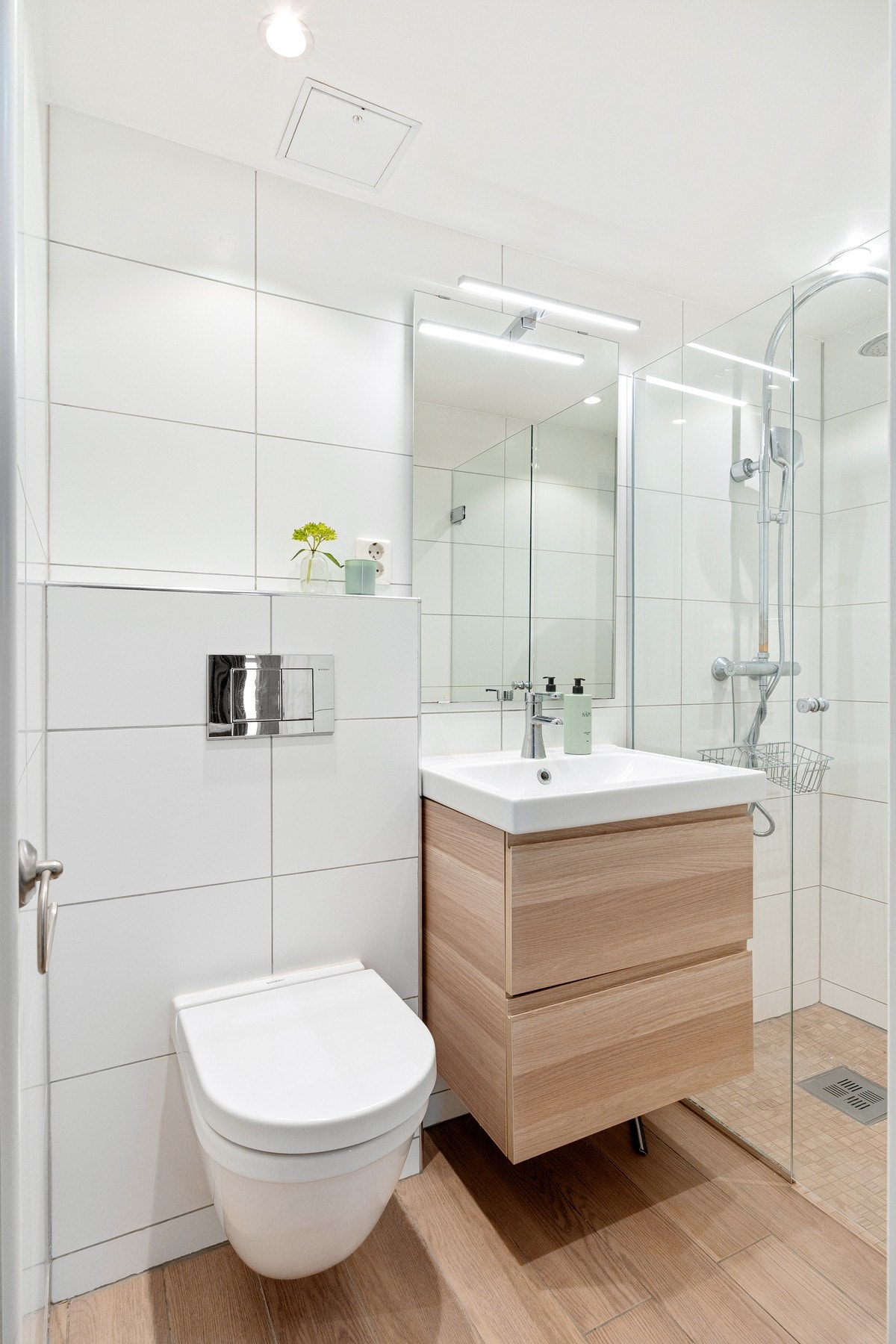 Bad 2: Stilrent bad med downlights i himling og varme i gulv. Galleribilde
