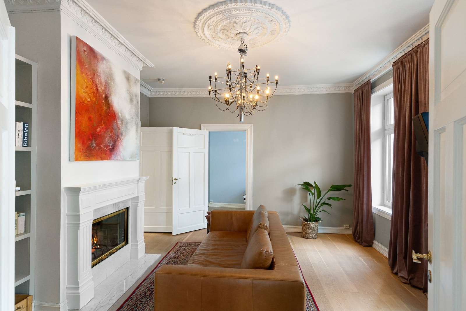 Stue 2 med flott peis og god romfølelse. Galleribilde
