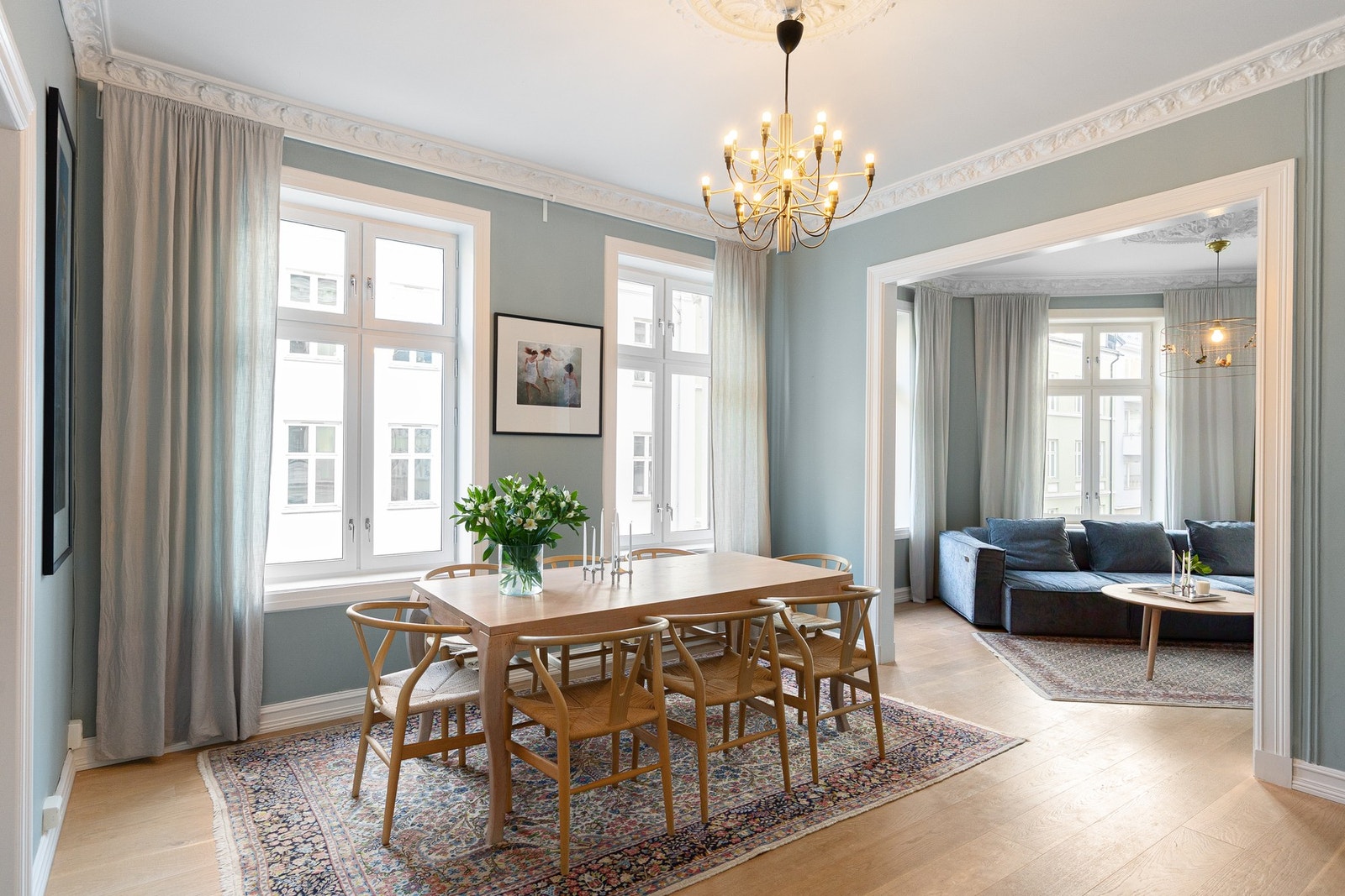 Leiligheten oppleves lys og luftig, med generøs takhøyde og store vindusflater. Galleribilde