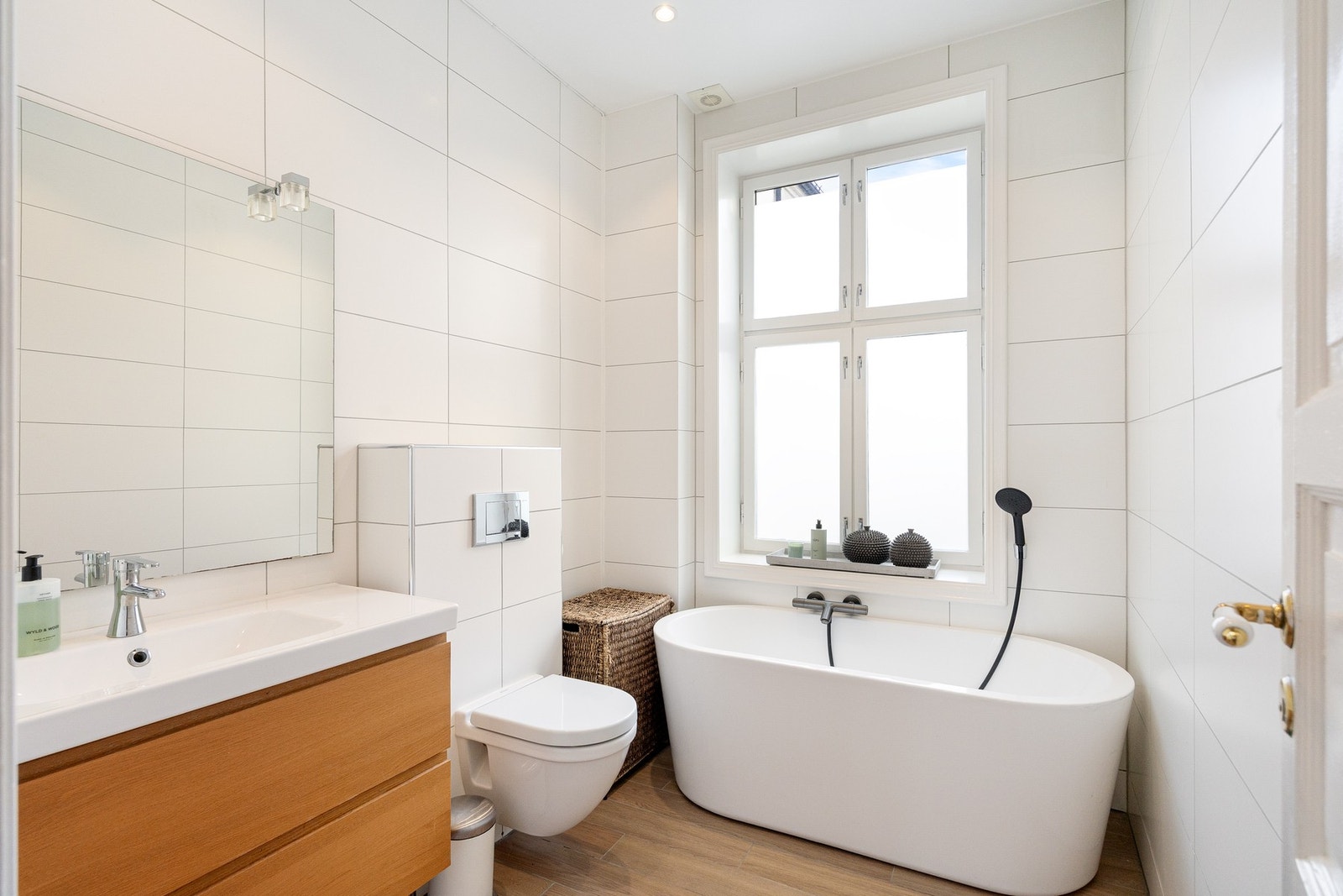 Bad 1: Pent, flislagt bad med downlights i himling og varmekabler i gulv. Galleribilde