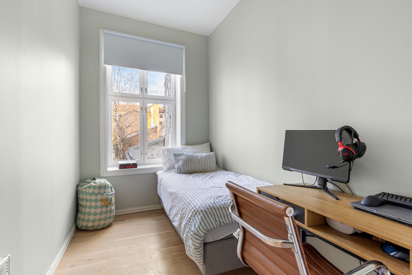Soverom 3 er lyst og innbydende, og vender mot rolig bakgård. Galleribilde