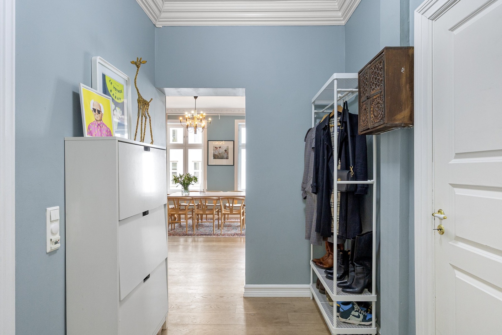 Innbydende entré med gode oppbevaringsmuligheter. Galleribilde