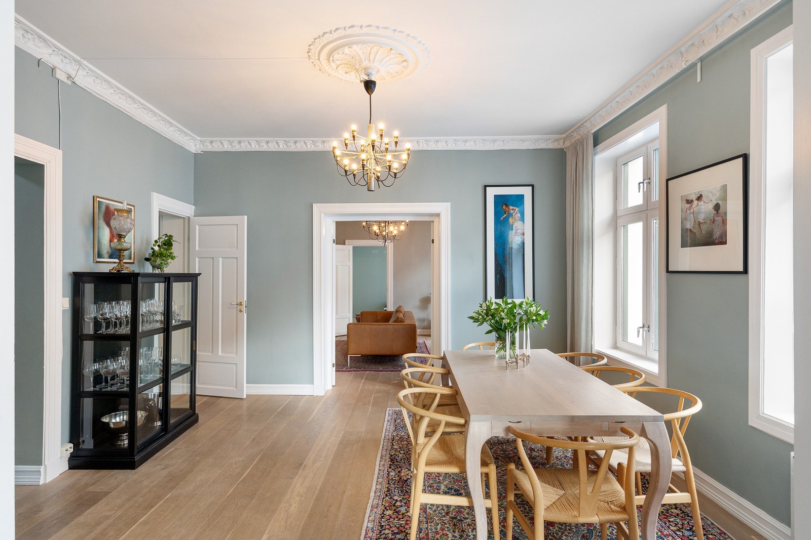 Meget romslig spisestue med god plass til stort spisebord. Galleribilde