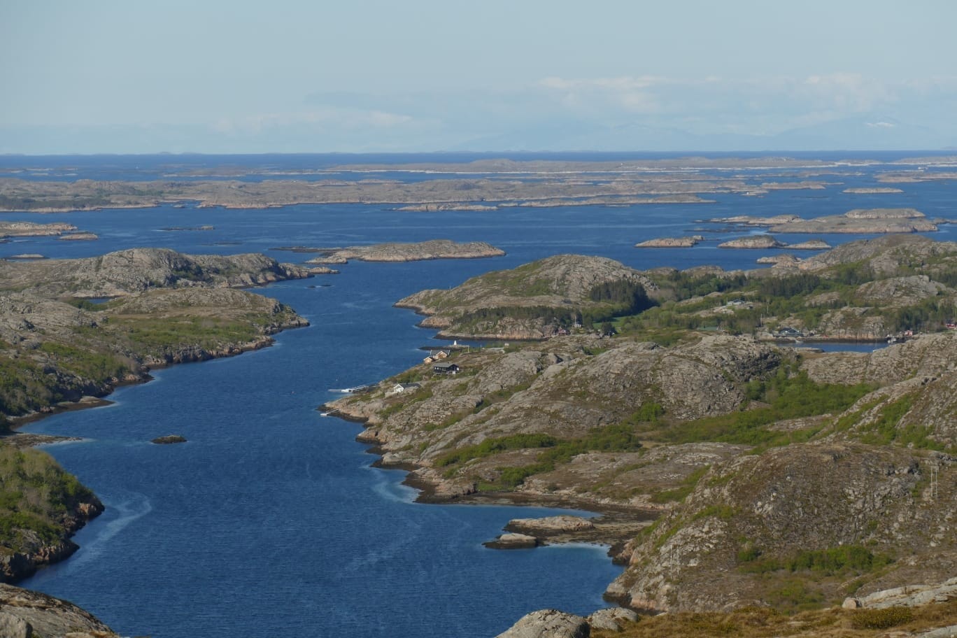 Staulan hyttegrend ligger i et område omgitt av holmer og skjær, det er et paradis for kajakpadlere og havfiske Galleribilde
