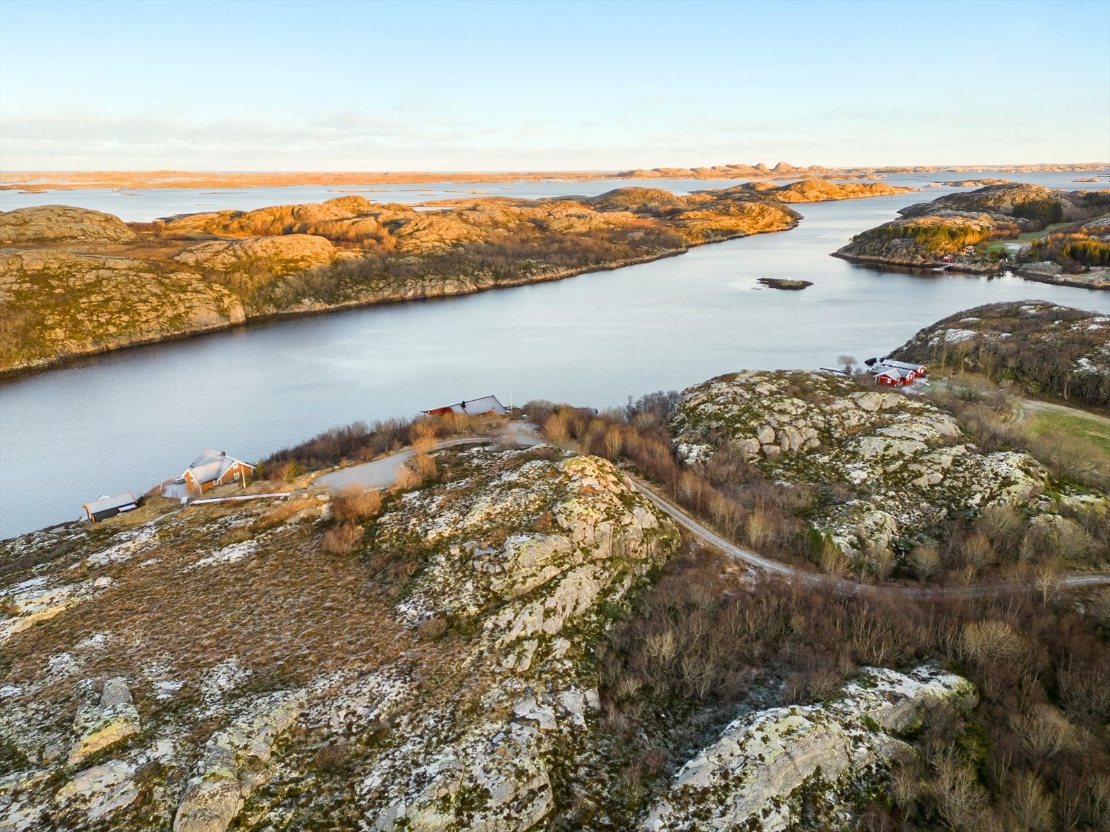 Staulanvågen ligger i et område som er perfekt for kajakk og båtutflukter Galleribilde