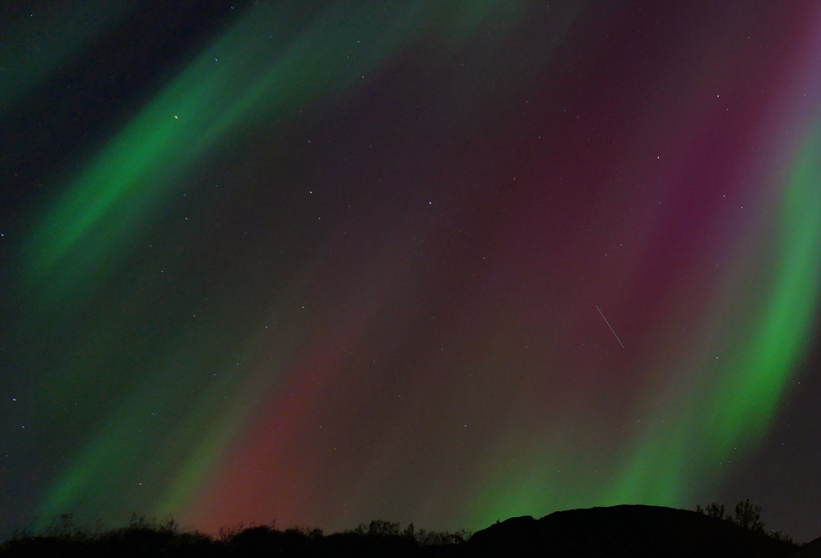 Nordlyset danser på himmelen på enkelete kvelder Galleribilde