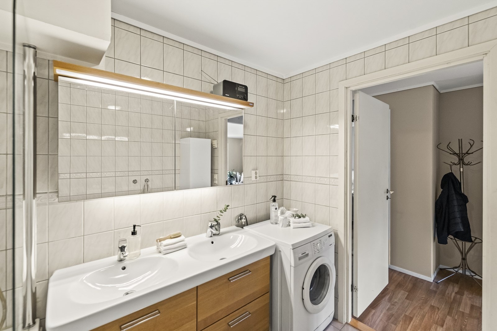 Badet i hovedetasjen har opplegg for vaskemaskin og tørketrommel. Begge våtrom bærer preg av alder, og oppgradering bør vurderes på sikt, men de fungerer fint i dagens bruk. Galleribilde