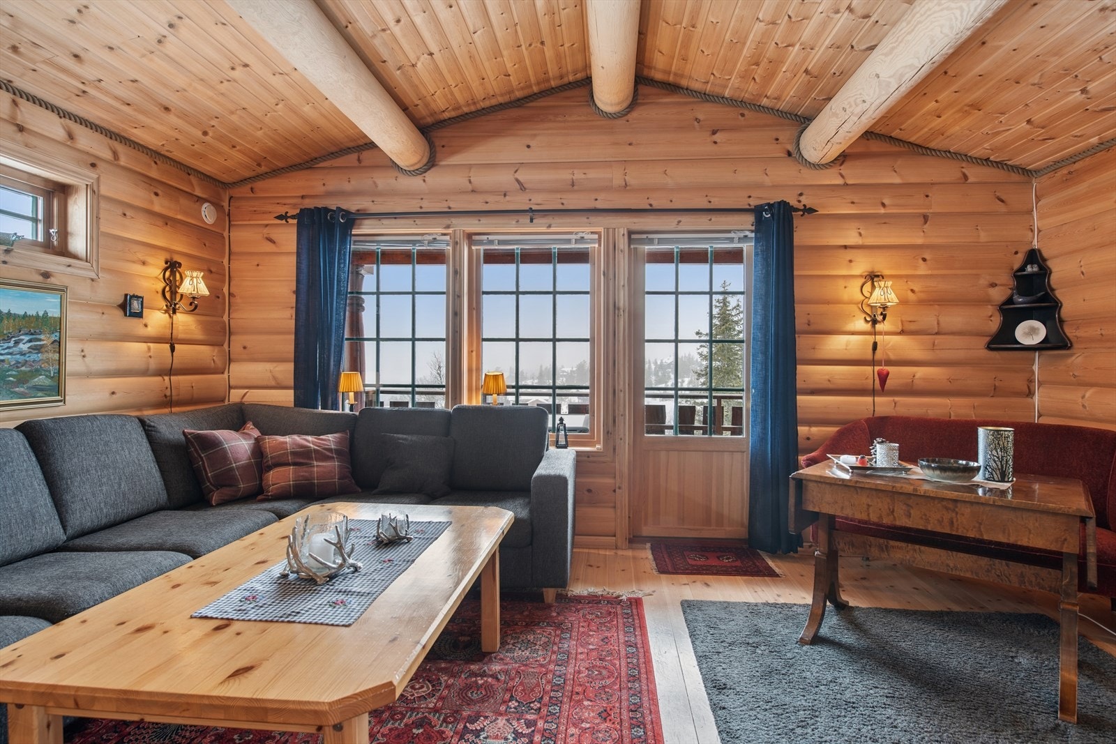 Store vindusflater slipper inn rikelig med naturlig lys og sammen med den gode takhøyden gir en luftig atmosfære. Fra stuen er det utgang til terrassen Galleribilde