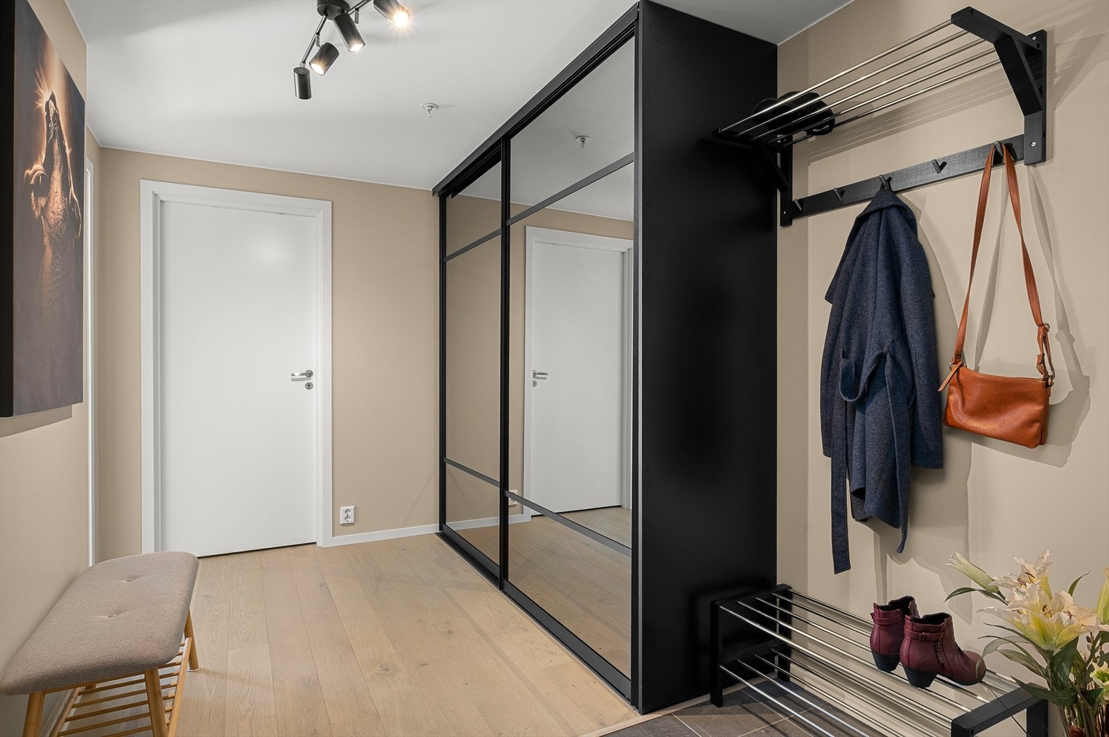 I entré er det etablert en praktisk skyvedørsgarderobe med god plass til oppbevaring av yttertøy. Entréen er på romslige 8,5m². I tillegg får du oppgradert flislagt gulv i entre med varmekabler. Galleribilde