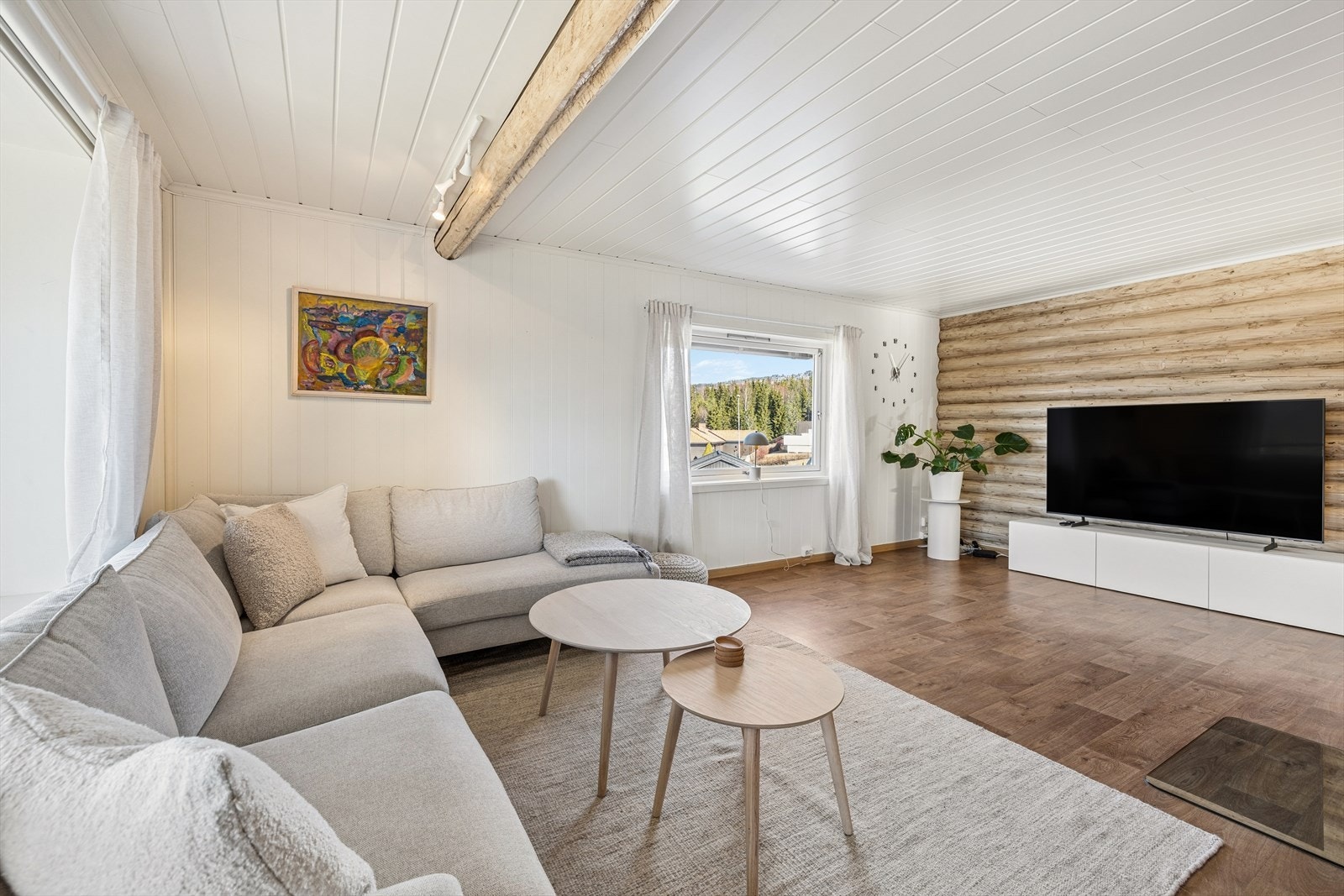 Boligen kombinerer moderne, oppgraderte flater med originale detaljer som tømmervegger. Galleribilde