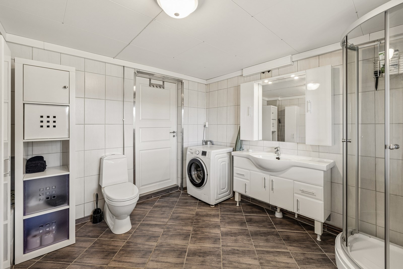 Dette badet i hybeldelen har også opplegg for vaskemaskin. Galleribilde