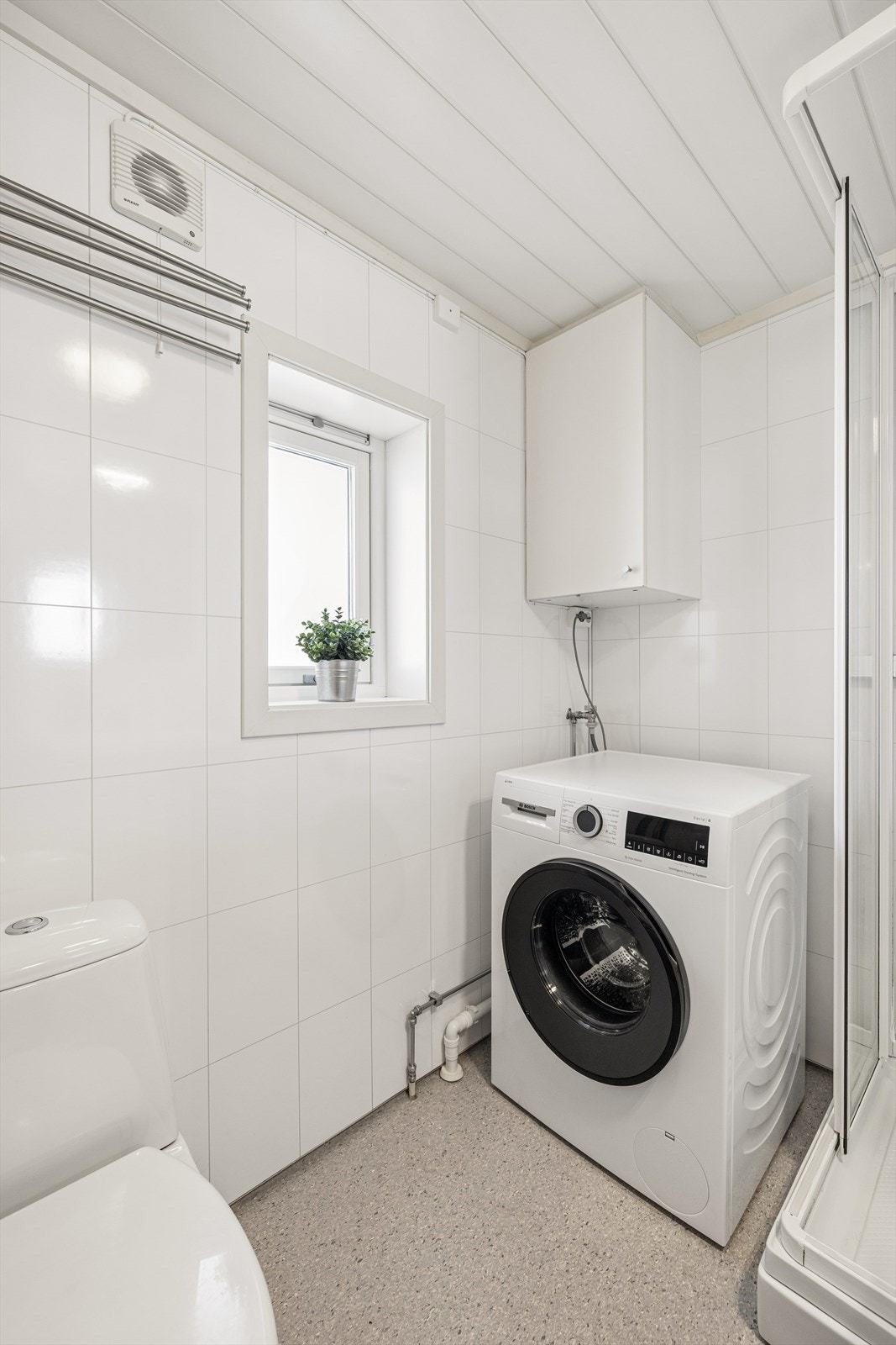 Utstyrt med fliser, gulvvarme, dusjkabinett og opplegg for vaskemaskin. Galleribilde