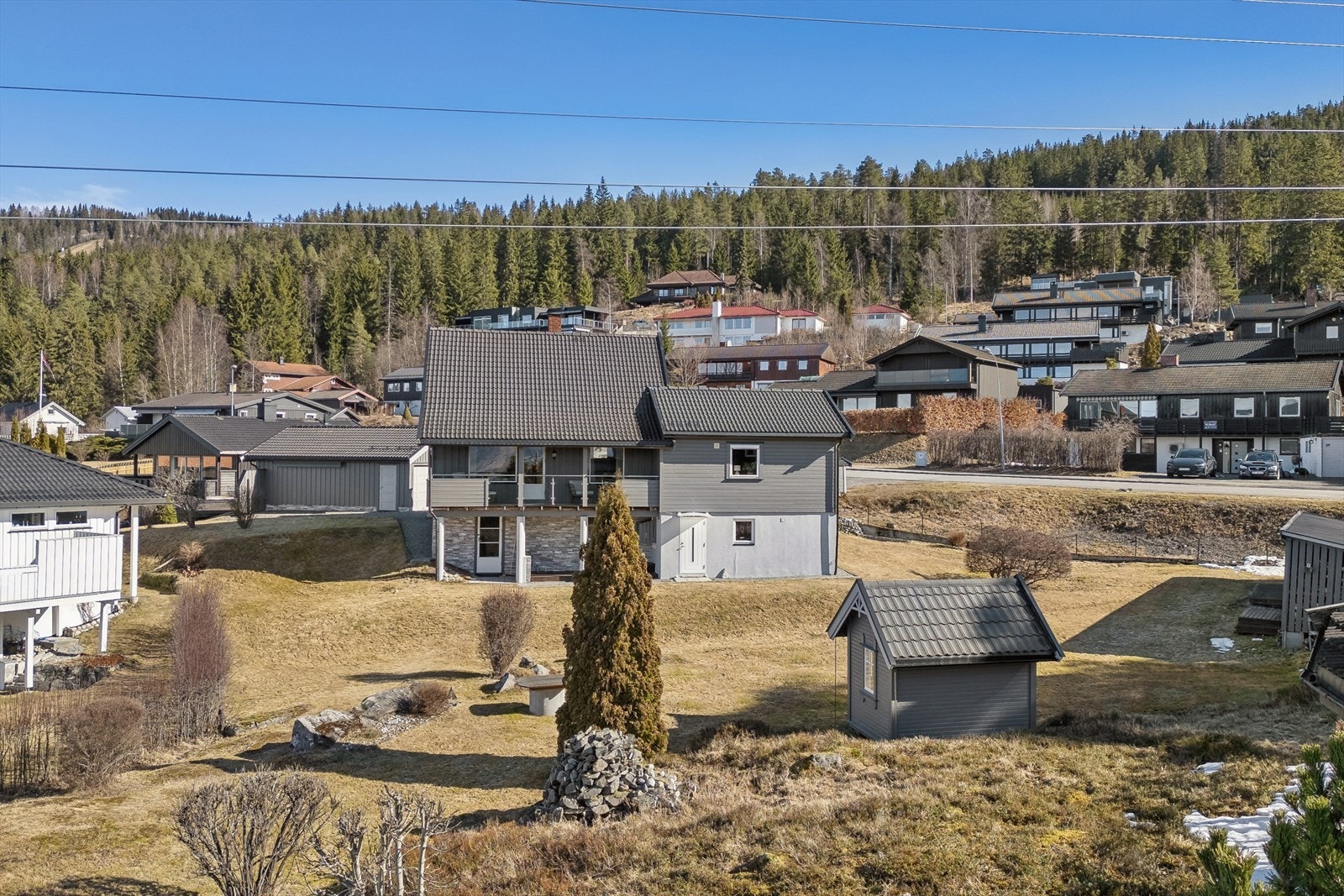 Eiendommen ligger i rolige omgivelser med umiddelbar nærhet til skog og flotte turområder. Galleribilde
