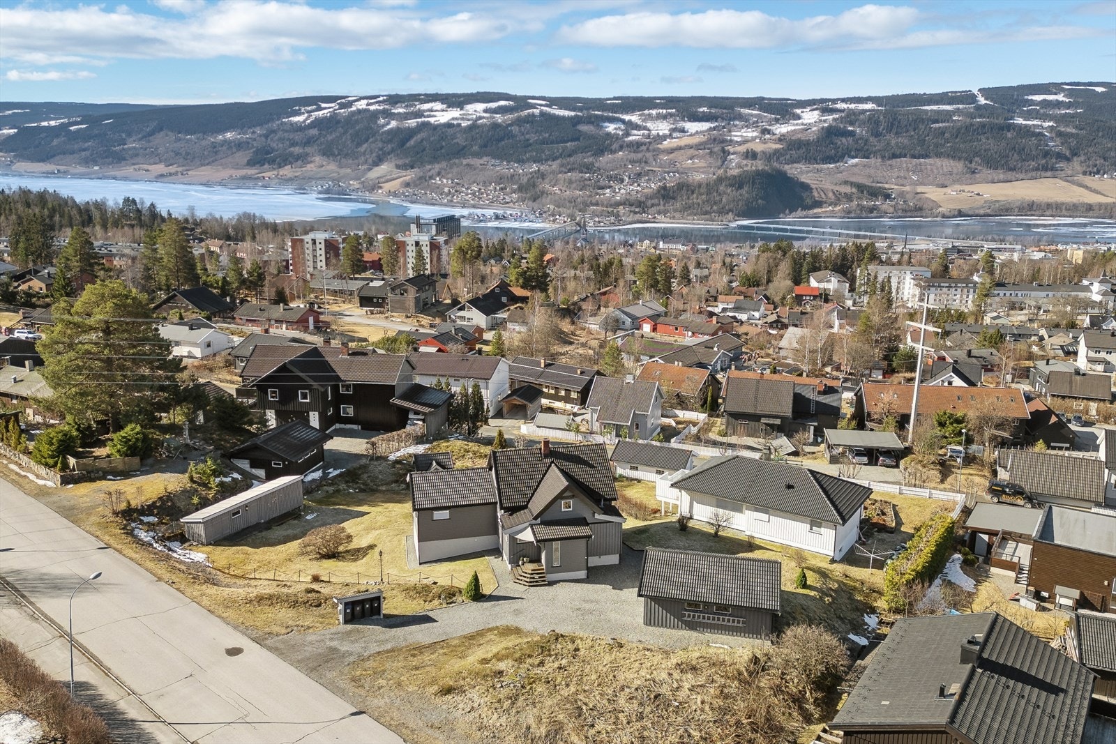 Fra eiendommen er det flott utsikt over Lillehammer by, dalen og Mjøsa. Galleribilde