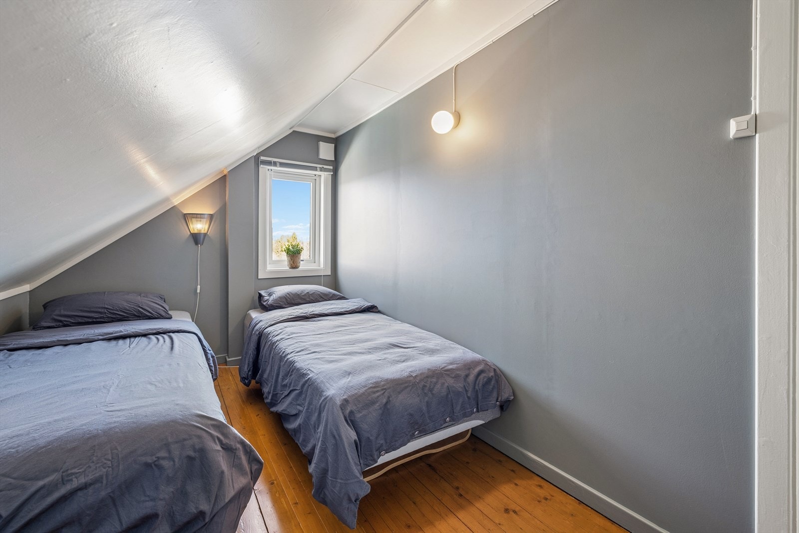 Ett av tre soverom i loftsetasjen, ideelt som barnerom eller kontor. Galleribilde