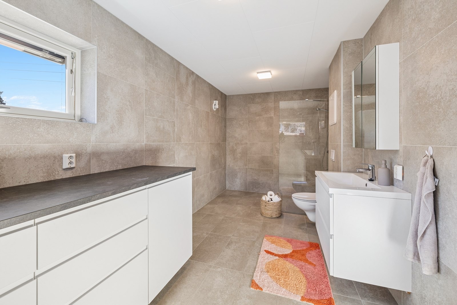 Badet har god benkeplass og rikelig med oppbevaring i skuffer. Galleribilde