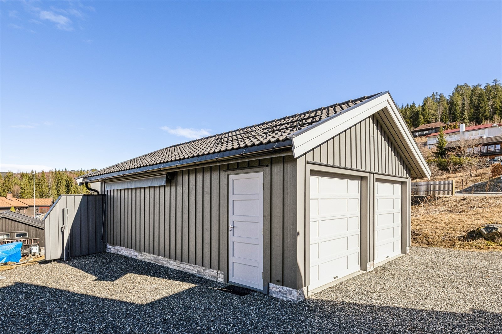 Dobbelgarasje på 44 m² med innlagt strøm og god lagringsplass. Galleribilde