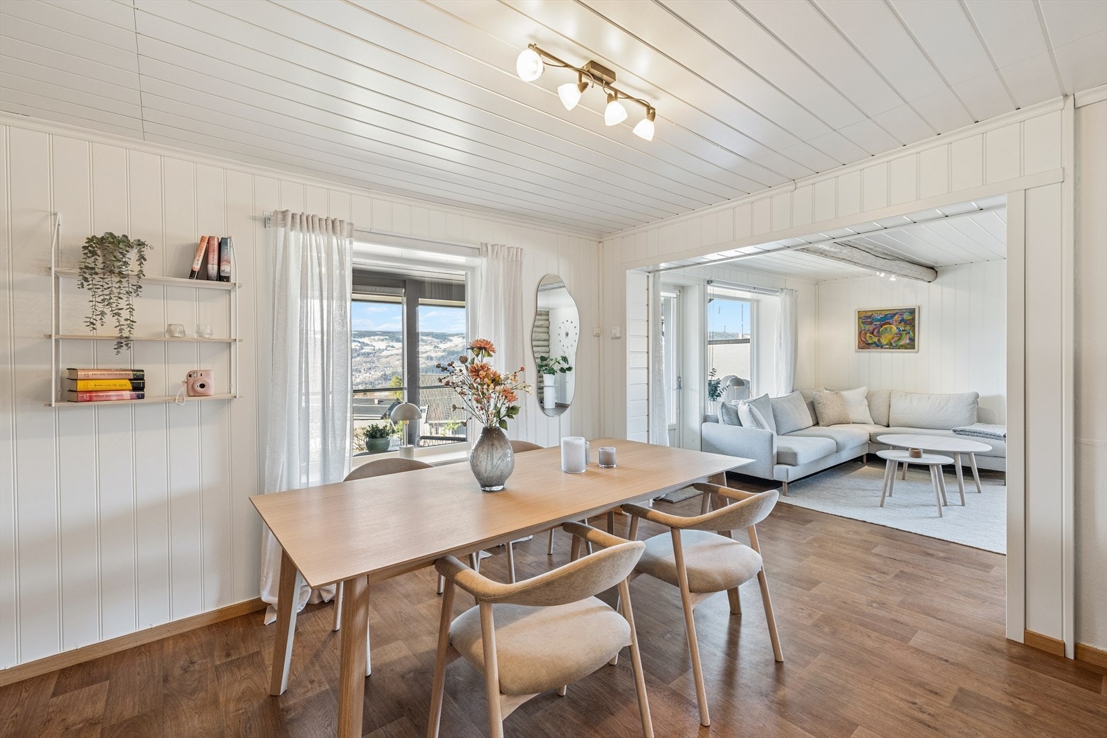 Spisestuen har god plass til et stort spisebord for hyggelige sammenkomster. Galleribilde