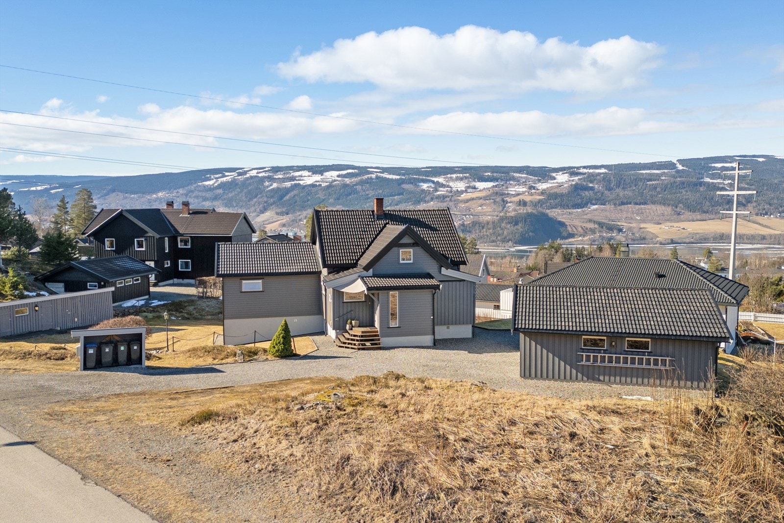 Fra boligen er det kort vei til Lillehammer sentrum, som nås på ca. 17 minutter til fots eller rundt 4 minutters kjøretur. Galleribilde