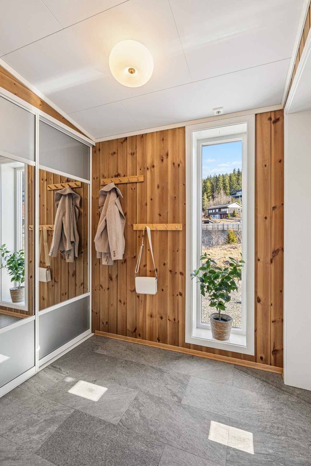 Entré med god plass til garderobeløsning for yttertøy og sko. Galleribilde