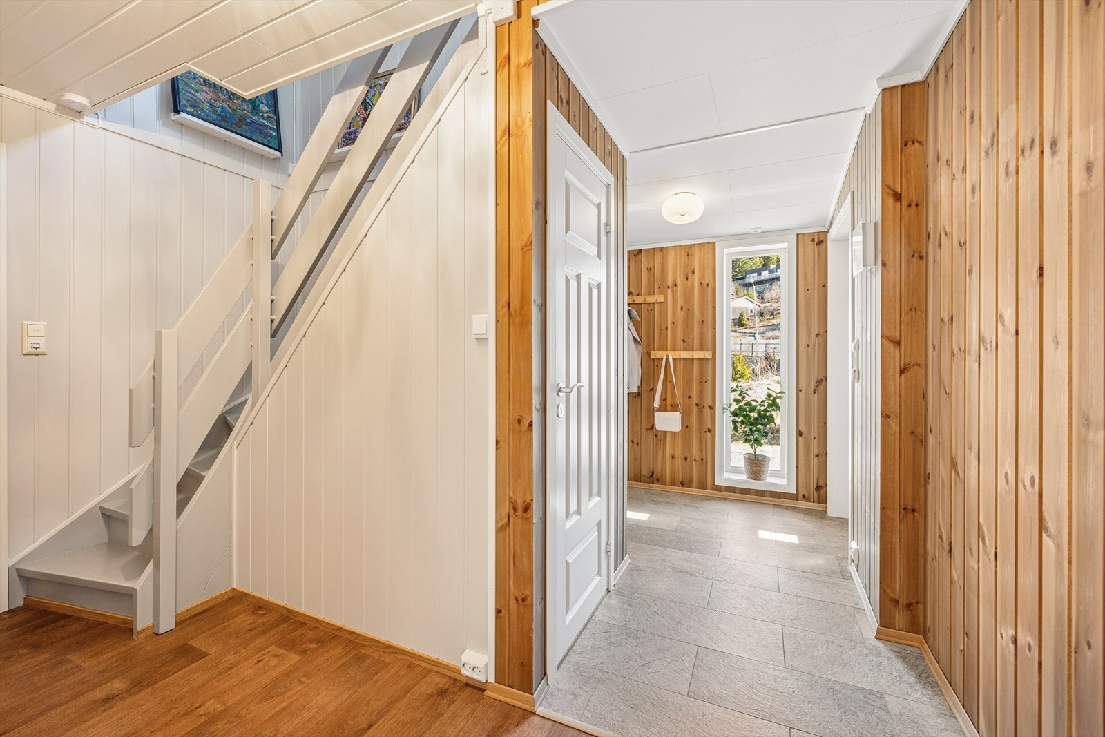 Fra entreen leder en trapp opp til loftsetasjen. Galleribilde