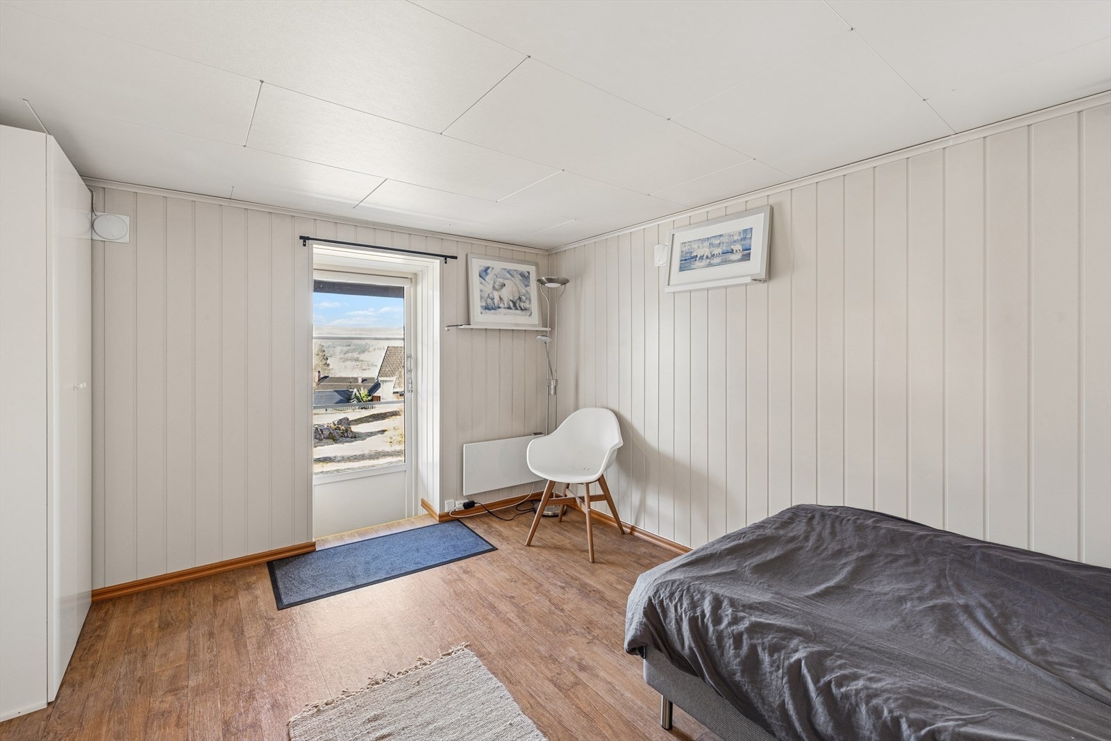 Soverommet/stue i hybeldelen har utgang til terrassearealet. Galleribilde