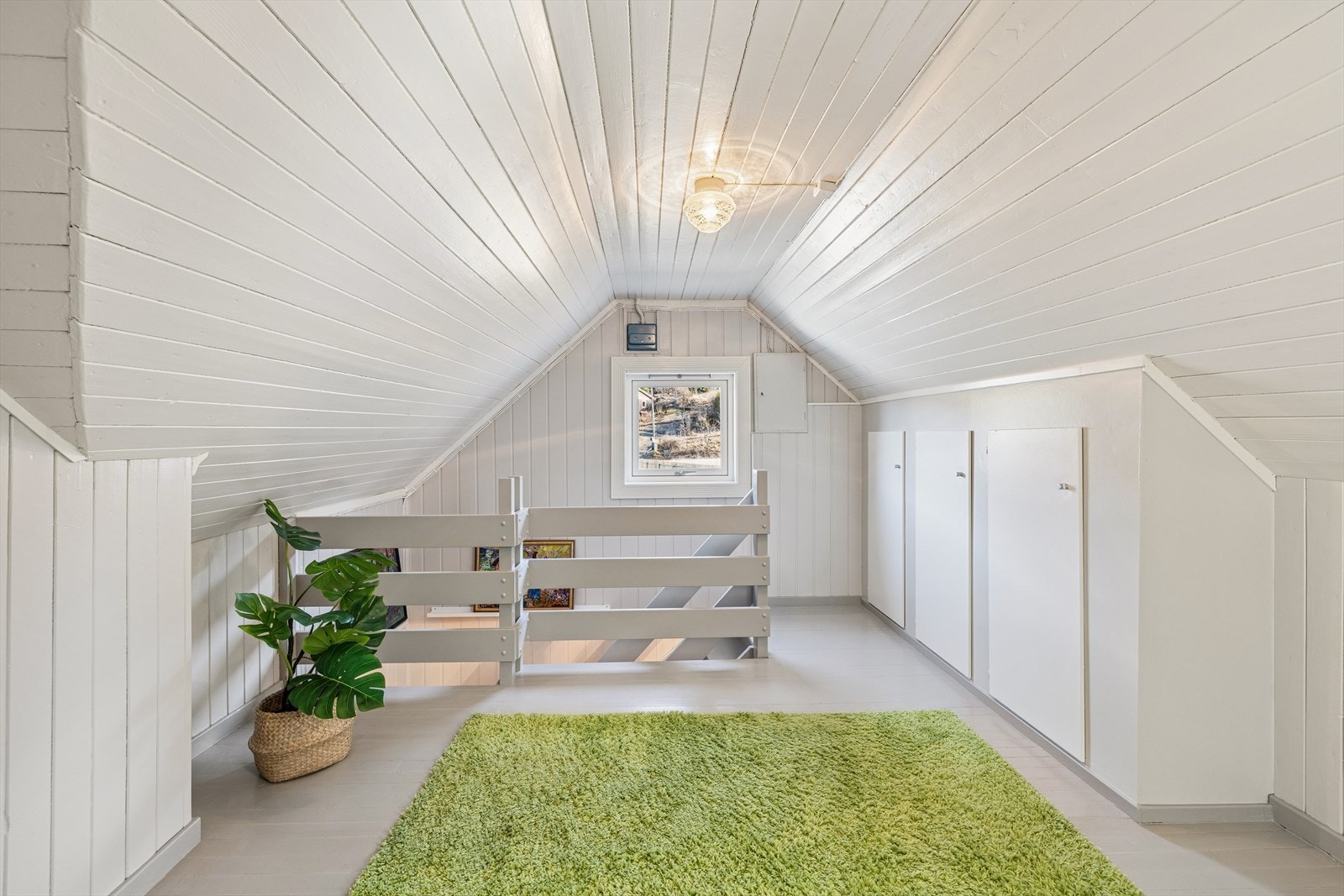 Loftsgangen binder sammen de tre soverommene og har plassbygde skap. Galleribilde