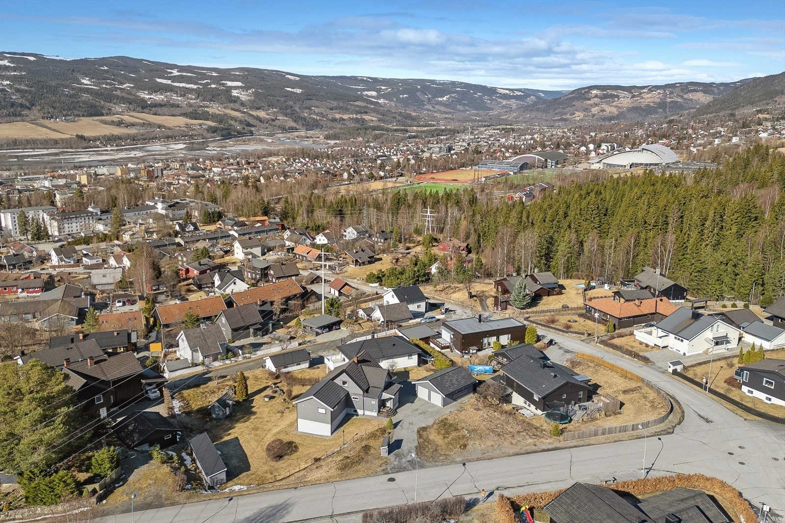 Eiendommen ligger høyt og fritt i et etablert nabolag dominert av eneboliger. Galleribilde