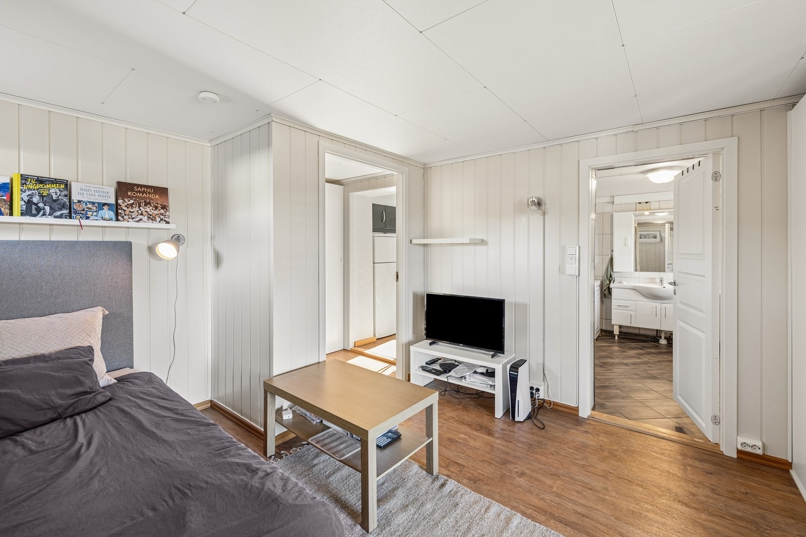 Stuen i hybeldelen er lys og enkel å møblere. Galleribilde