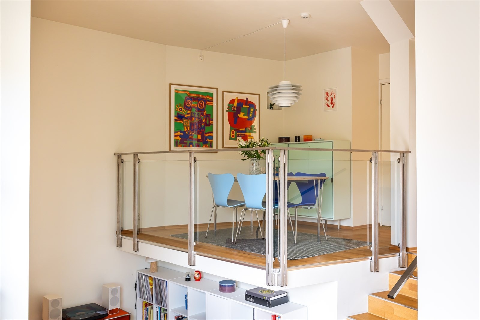 Spisestuen er plassert på det øvre nivået, med oversikt over stuen. Galleribilde