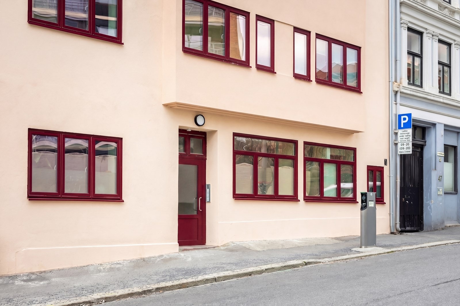 Bygården fra 1933 har en klassisk fasade med pusset mur. Galleribilde