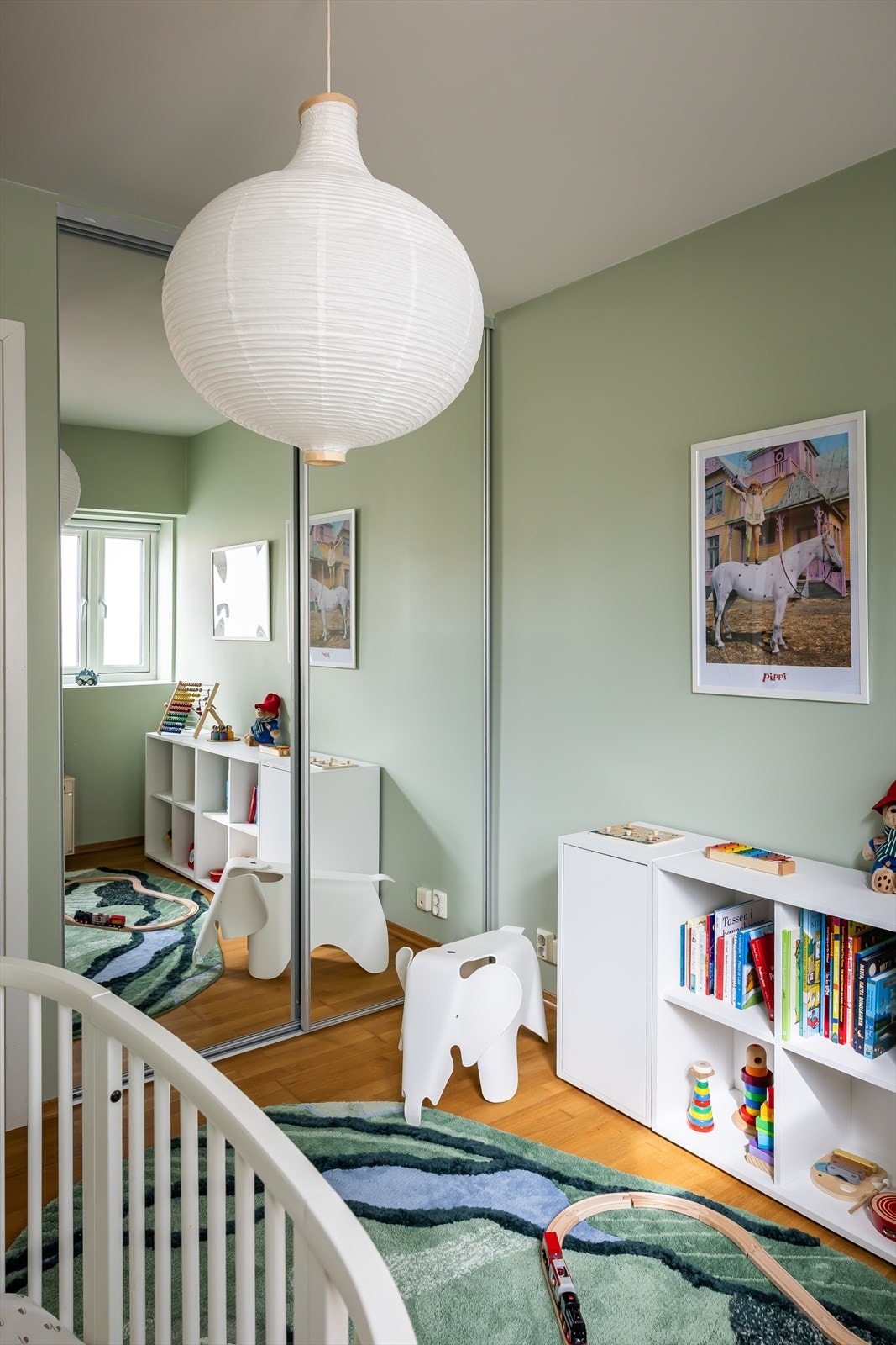 Det ene soverommet har god plass og en stor skyvedørsgarderobe. Galleribilde