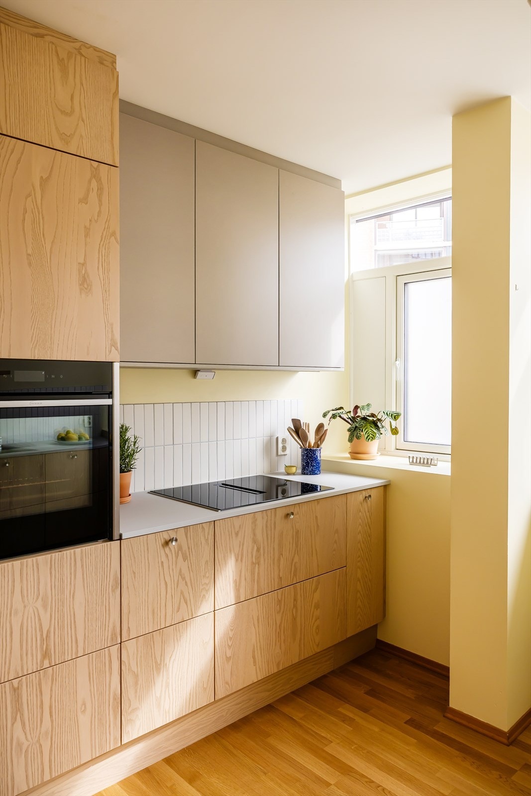 Kjøkkenet er utstyrt med integrert stekeovn og platetopp med innebygget kullfilterventilator fra NEFF. Galleribilde