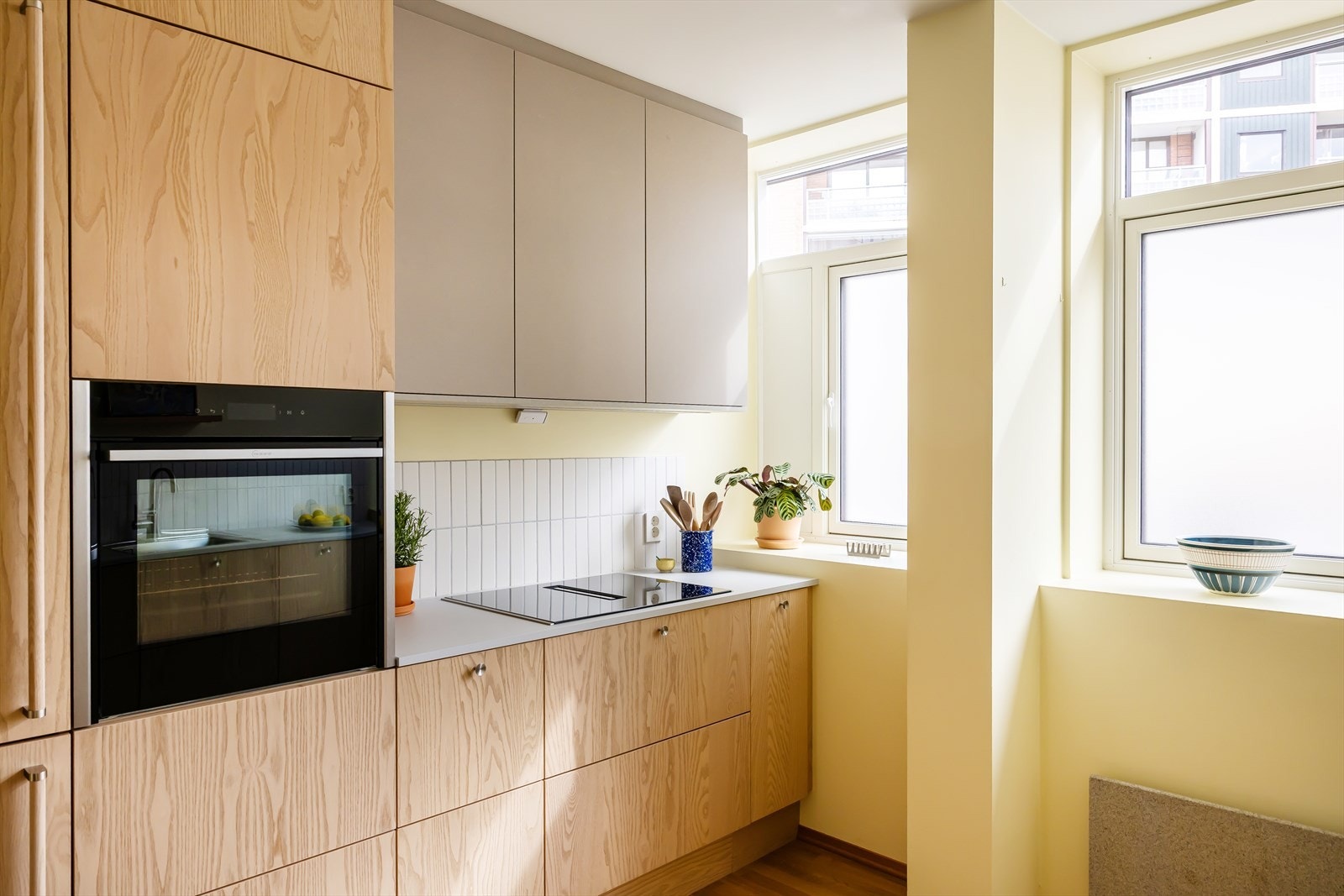 Nytt kjøkken fra Svane Kjøkkenet fra 2025, med moderne innredning, integrerte hvitevarer fra NEFF og laminat benkeplate. Galleribilde