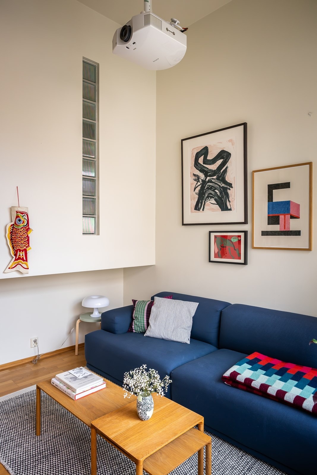 Sparklede og malte overflater på vegger og i himling gir et rent og moderne uttrykk. Galleribilde