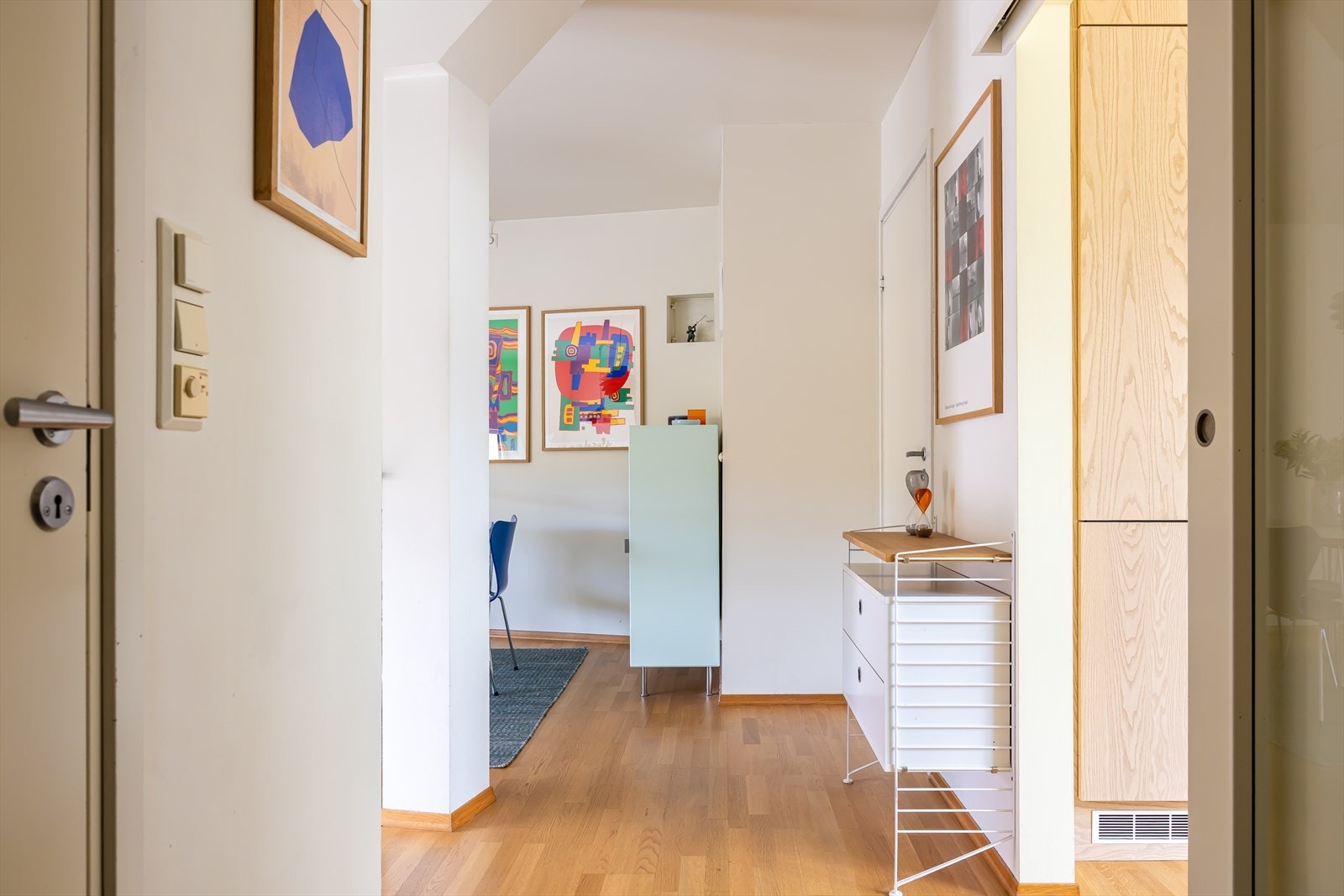 Fra entréen åpner leiligheten seg opp med siktlinjer mot spiseplassen og kjøkkenet. Galleribilde